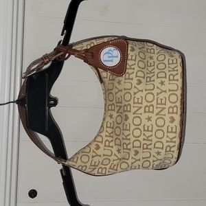 Perfect Vintage Dooney & Bourke Bag for the Summer!